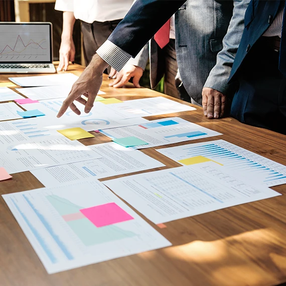 Team bewertet Analyseergebnisse anhand von Dokumenten und Diagrammen