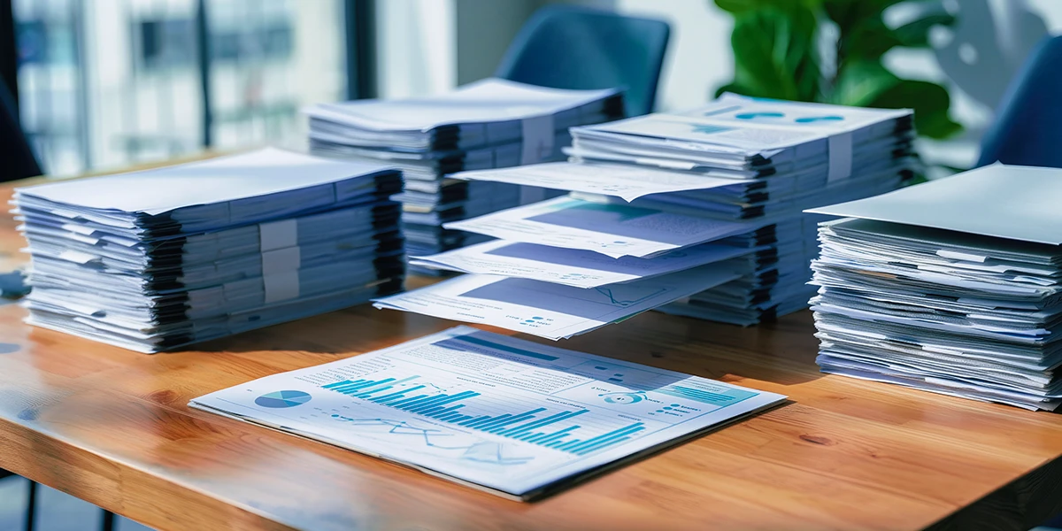 Sortierte Dokumentenstapel als Symbol für Dokumentenmanagement